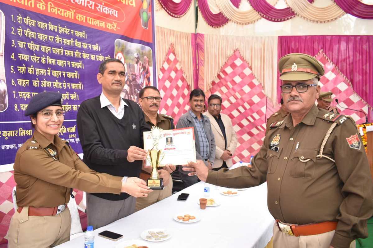 यातायात माह समापन के अवसर पर जिलाधिकारी चन्द्र प्रकाश सिंह की अध्यक्षता में मलका पार्क, काला आम पर समापन समारोह का आयोजन